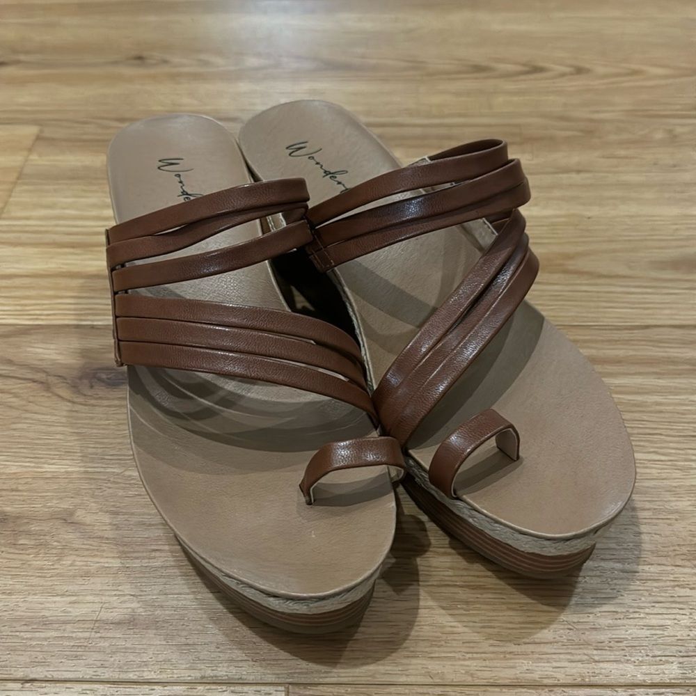Wonderly  Womens “Libby” Wedge Sandals Shoes 8.5 Cognac Platform Comfort Neutral